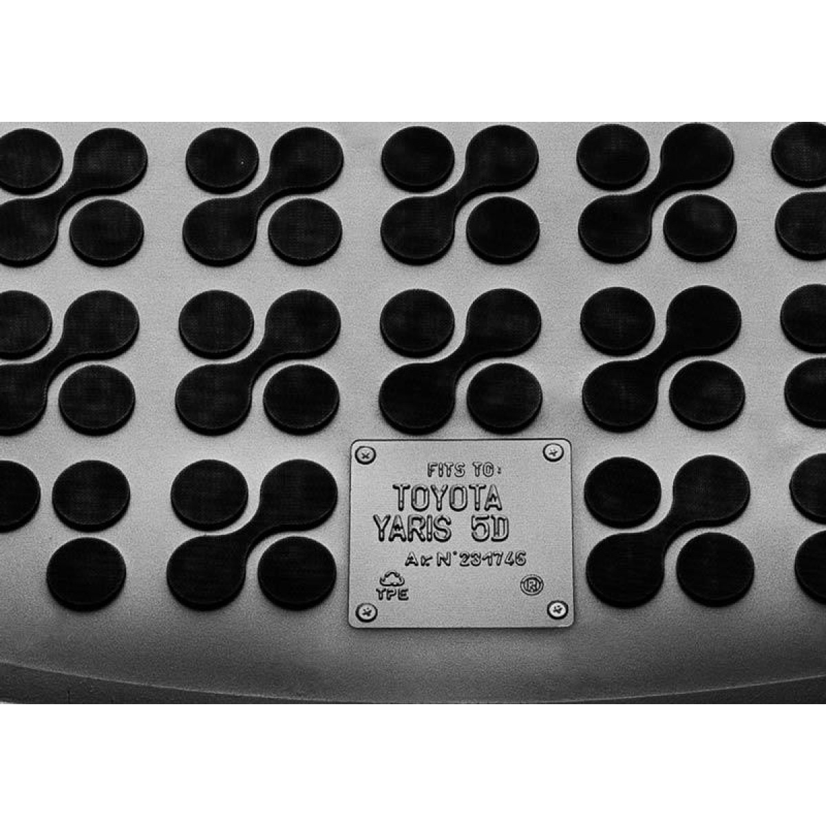 Gumijas bagāžnieka paklājiņš Toyota Yaris III 2011-2019g. (apakšējā daļa / ar plāno rezerves riteni) Gumijas bagāžnieka paklājiņš Toyota Yaris III 2011-2019g. (apakšējā daļa / ar plāno rezerves riteni)