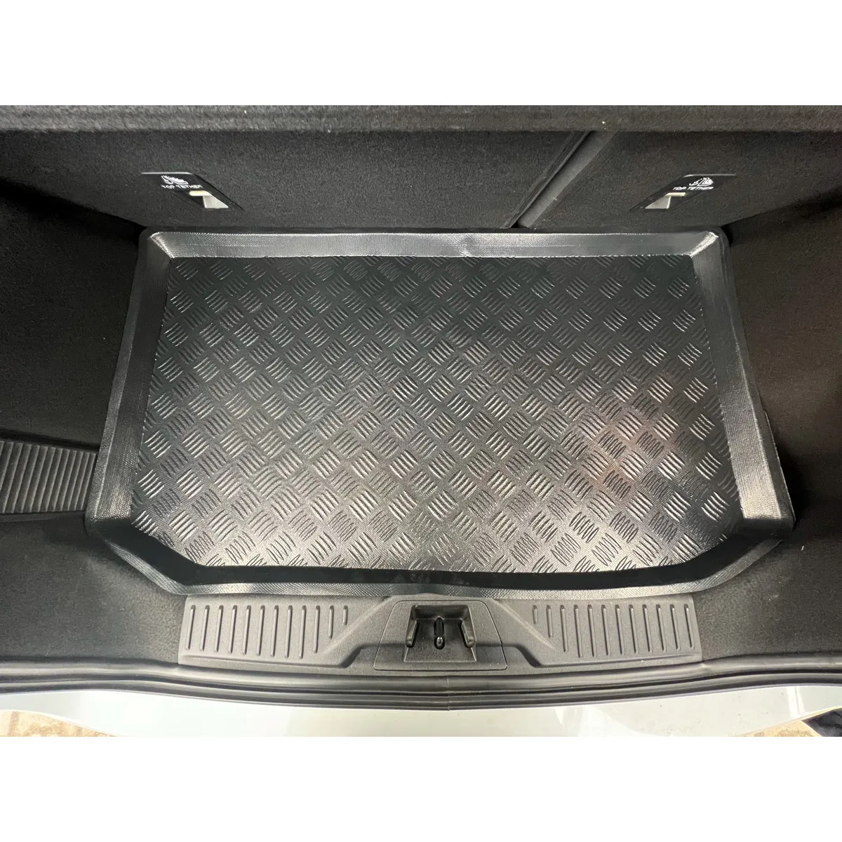 Plastmasas bagāžnieka paklājiņš Ford Fiesta 2017-2023g. (also version ACTIVE, viršutinis) Plastmasas bagāžnieka paklājiņš Ford Fiesta 2017-2023g. (also version ACTIVE, viršutinis)