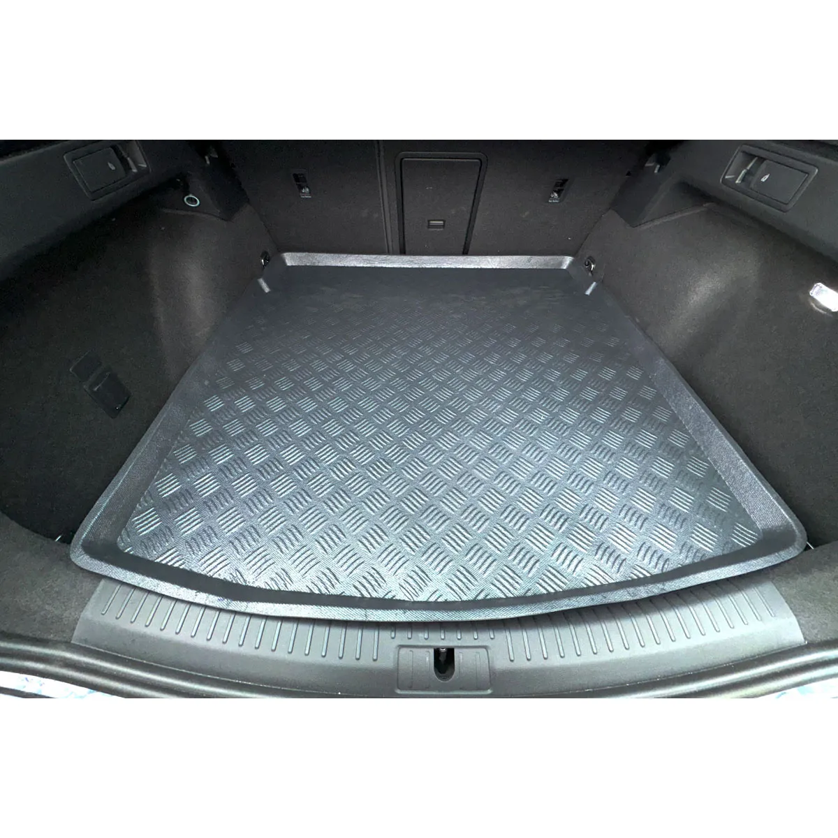 Plastmasas bagāžnieka paklājiņš Seat Leon / Cupra Leon ST no 2020g. (hybrid - viršutinis, others - adjustable boot floor in upper posi Plastmasas bagāžnieka paklājiņš Seat Leon / Cupra Leon ST no 2020g. (hybrid - viršutinis, others - adjustable boot floor in upper posi