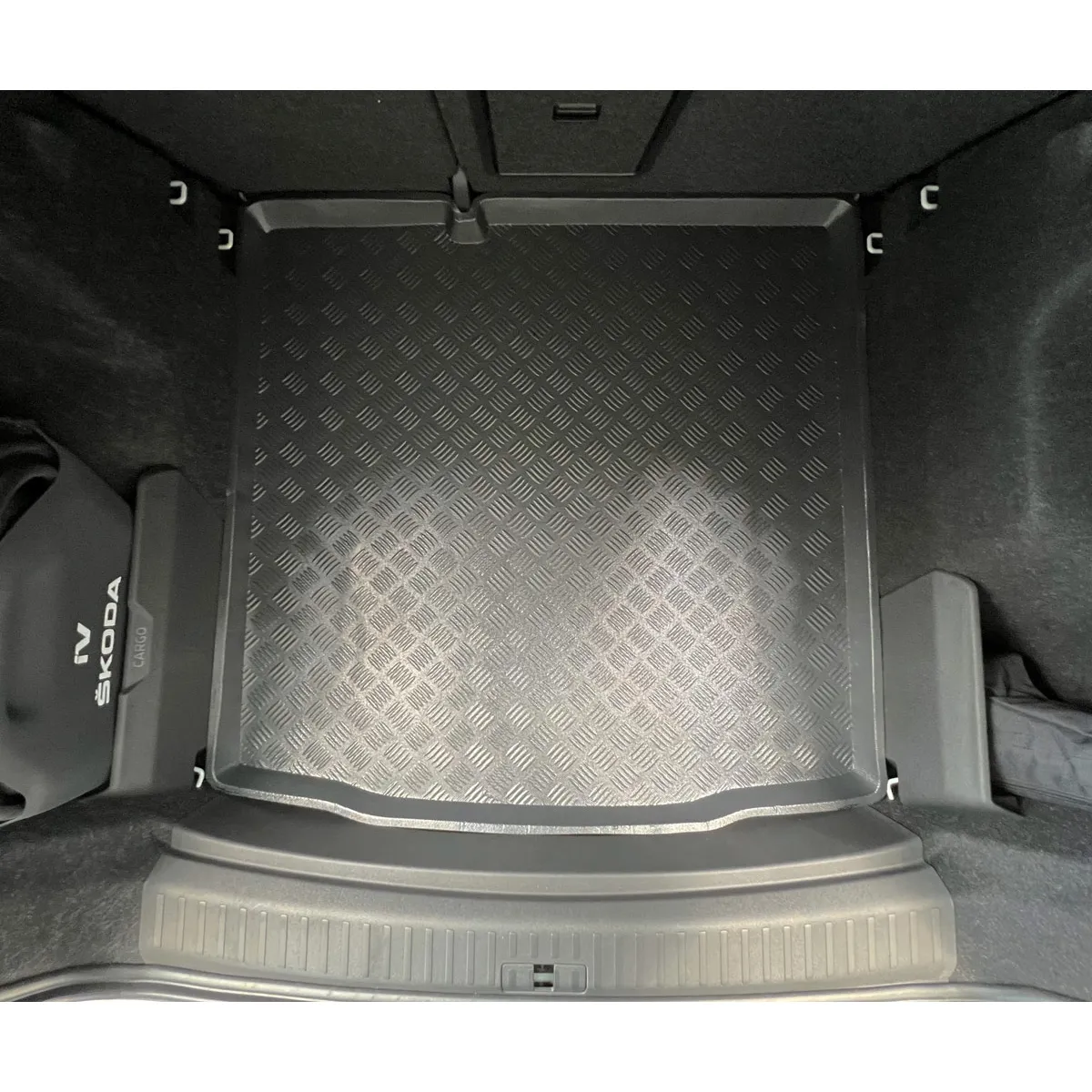 Plastmasas bagāžnieka paklājiņš Skoda Enyaq Coupe no 2022g. (neregulējamas grindys) Plastmasas bagāžnieka paklājiņš Skoda Enyaq Coupe no 2022g. (neregulējamas grindys)