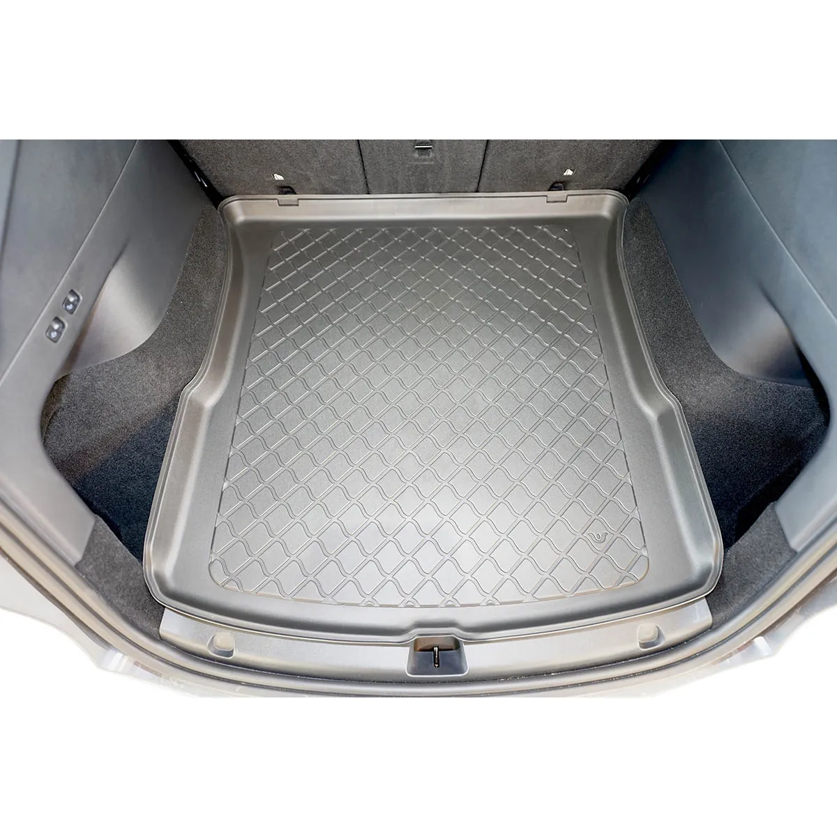 Bagāžnieka paklājiņš Tesla Model Y no 2021g. (5 vietu / rear trunk) Bagāžnieka paklājiņš Tesla Model Y no 2021g. (5 vietu / rear trunk)