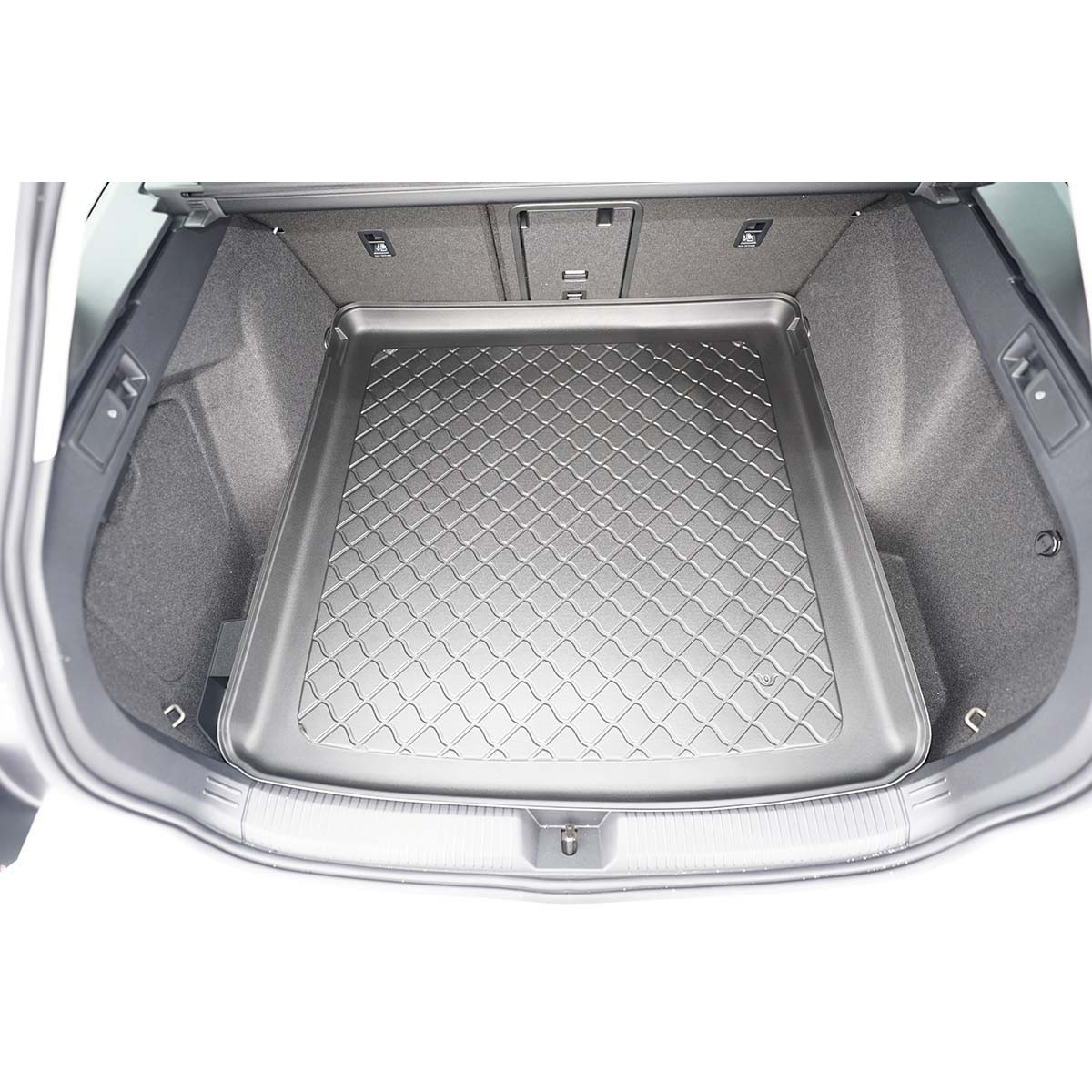 Bagāžnieka paklājiņš Volkswagen Golf VIII Variant Hybrid mHEV no 2020g. (augšējā daļa) Bagāžnieka paklājiņš Volkswagen Golf VIII Variant Hybrid mHEV no 2020g. (augšējā daļa)