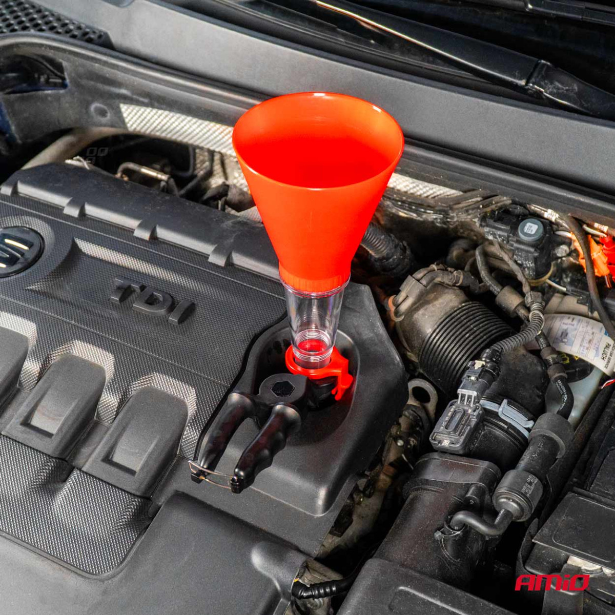 Dzinēja eļļas piltuve ar turētāju 125 mm AMIO-03278